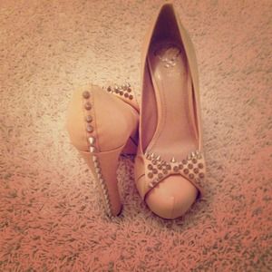 🎉🎉HOST PICK Vince Camuto bow/spike heels .🎉🎉