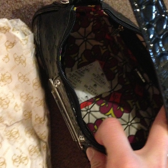 Guess purse - Picture 3 of 4
