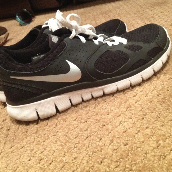 Black Nike tennis shoes