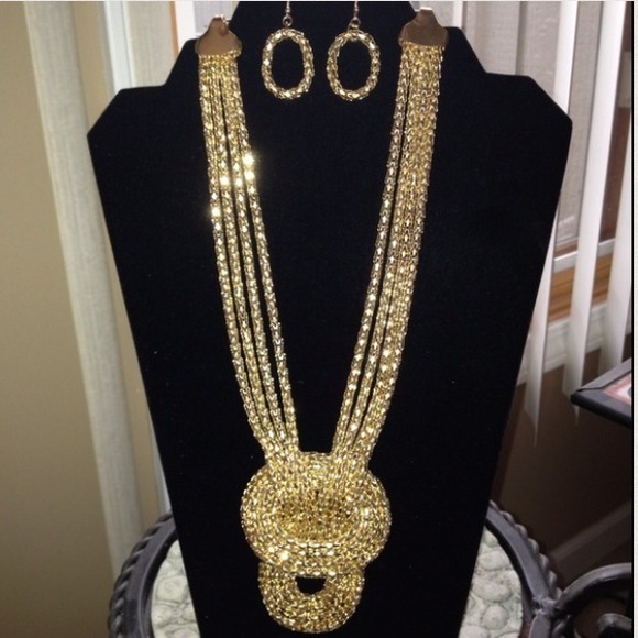 🚫SOLD🚫Wide Knot Necklace Set. Price Firm. - Picture 3 of 4