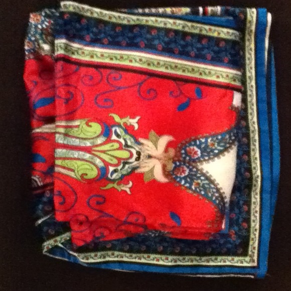 SOLD in a BUNDLE 3 Tops - Picture 3 of 4