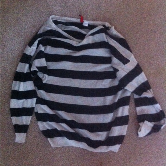 H&M comfy black & white stripped sweater - Picture 2 of 2