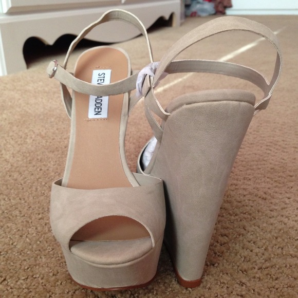REDUCED 💗 NEW Steve Madden taupe sandal wedges