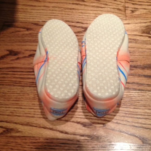 Toms - Picture 2 of 3