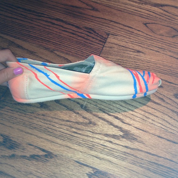 Toms - Picture 3 of 3