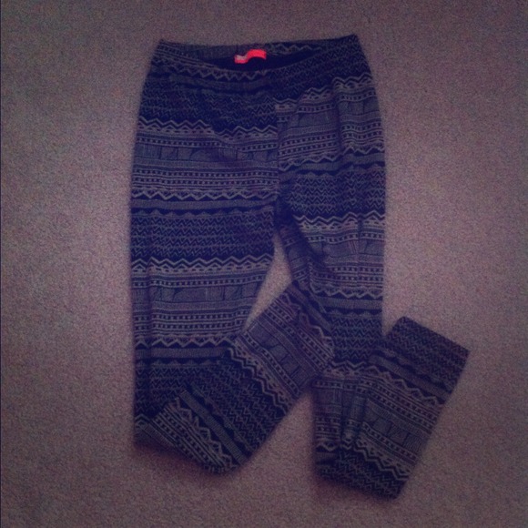 ⚡ URBAN Outfitters tribal print leggings