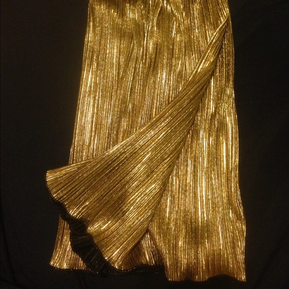 Cute golden skirt.