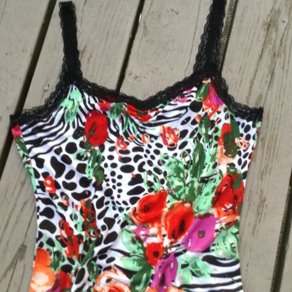 Lovely Floral Tank! - Picture 3 of 4
