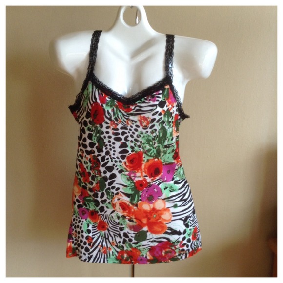 Bozzolo🌟 Tops - Lovely Floral Tank!