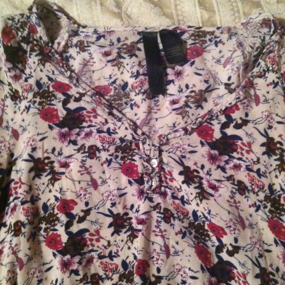 Floral top!❗ - Picture 2 of 4