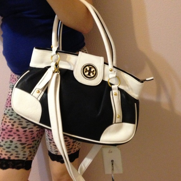 Tory Burch handbag cross body or handbag.