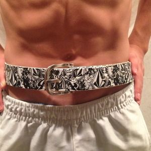 Black and white Volcom belt