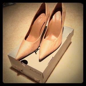 Gorgeous snakeskin pumps.