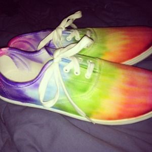 Tie dye low top canvas shoes