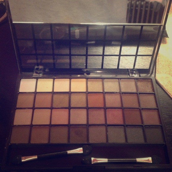 Makeup pallet from ELF