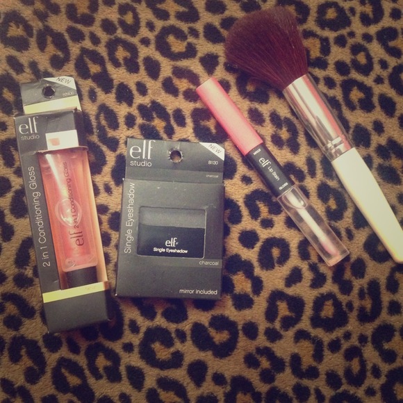 2 lipglosses + eyeshadow and brush