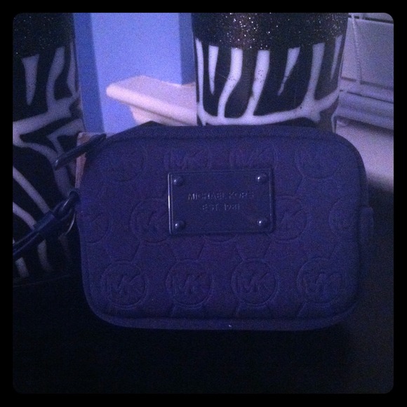 MICHAEL Michael Kors Handbags - Michael kors navy wristlet💖 and AE change purse