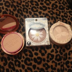 Face setting powders.