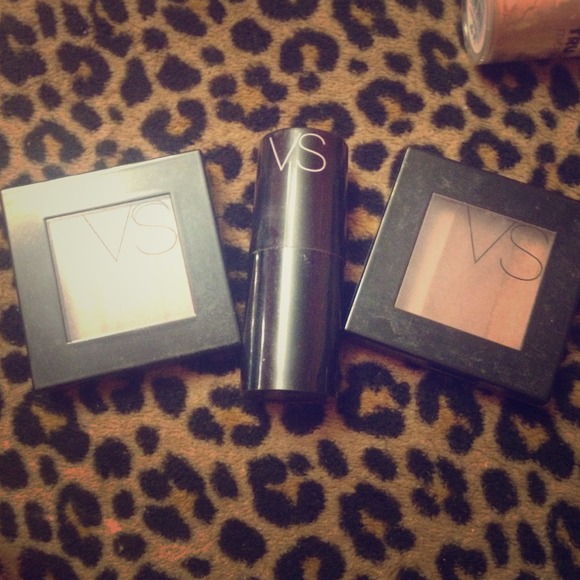 2 powder bronzes + cream.