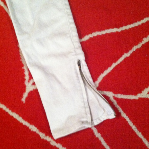 ✨LIGHTLY DISTRESSED HOLLISTER SKINNIES✨ - Picture 3 of 4