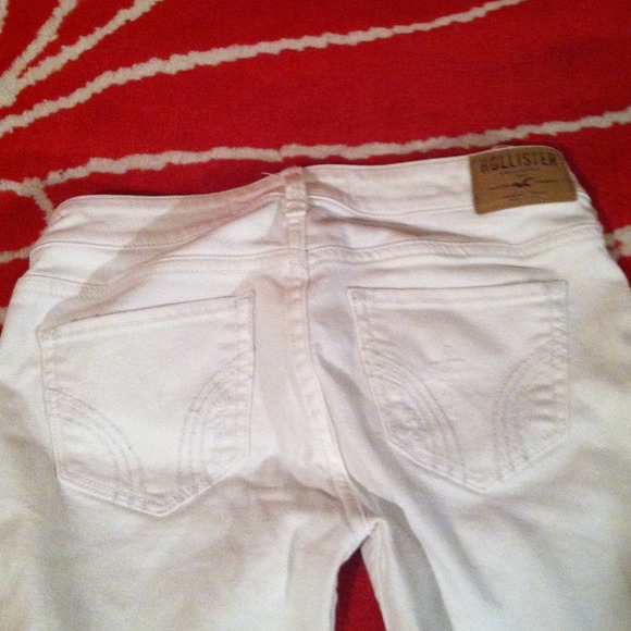 ✨LIGHTLY DISTRESSED HOLLISTER SKINNIES✨ - Picture 4 of 4