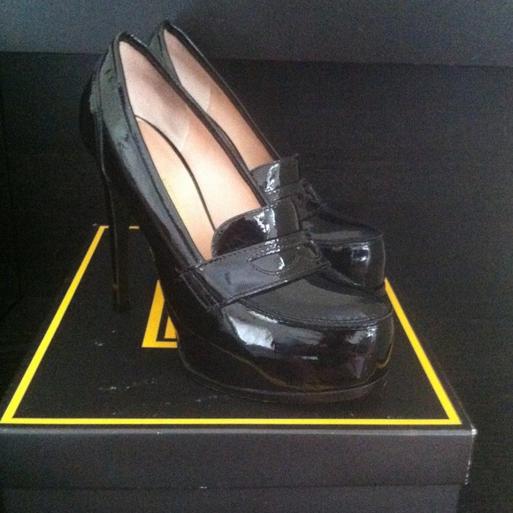 Pour La Victoire Black Patent Heels