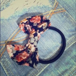 Never worn Bow tie also in black