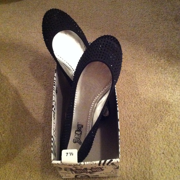 Cute black flats.
