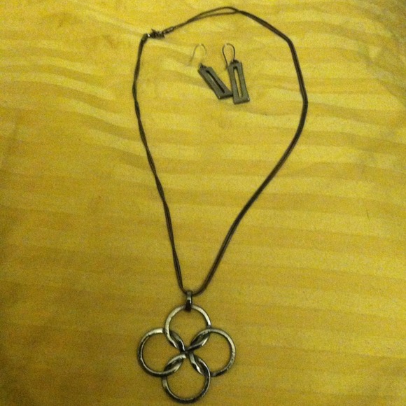 Express intertwining circles necklace and earrings - Picture 2 of 4