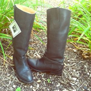 Frye Lindsay Plate Black Boots