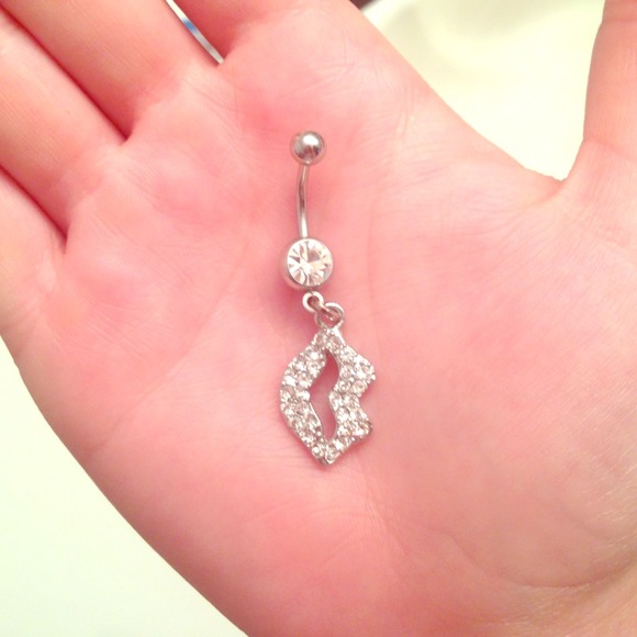 Belly ring with dangly rhinestone lips