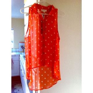 Sleeveless polka-dot high-low top