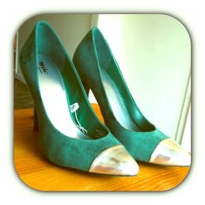 NWOT Green Mossimo faux suede pumps