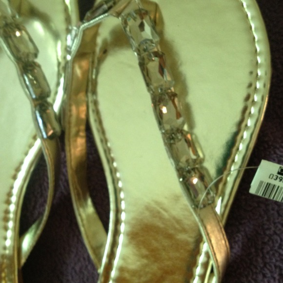 Caché flip flops! - Picture 2 of 3