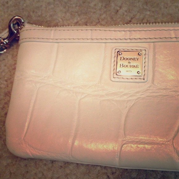 ❤Dooney & Bourke❤ Cream Wristlet