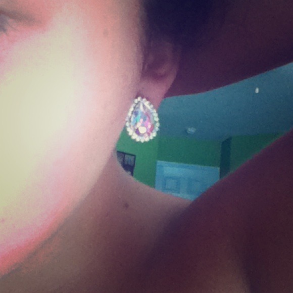 SPARKLY💕 Rainbow CZ earrings!