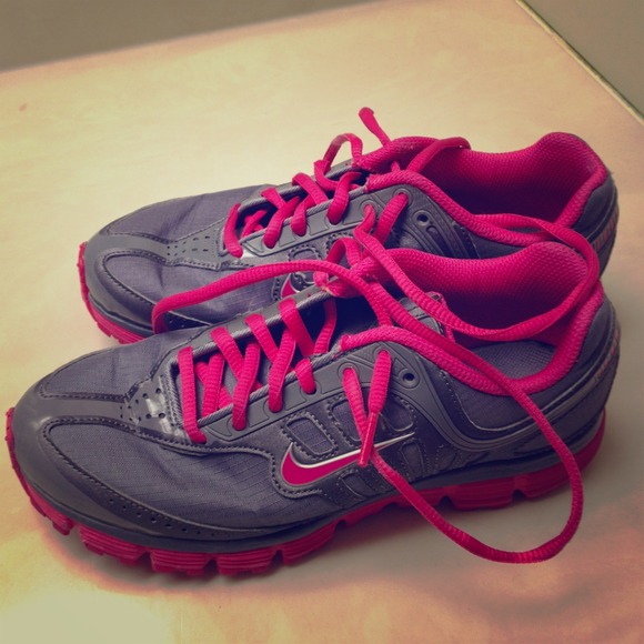 Like new Nike tennis shoes!!