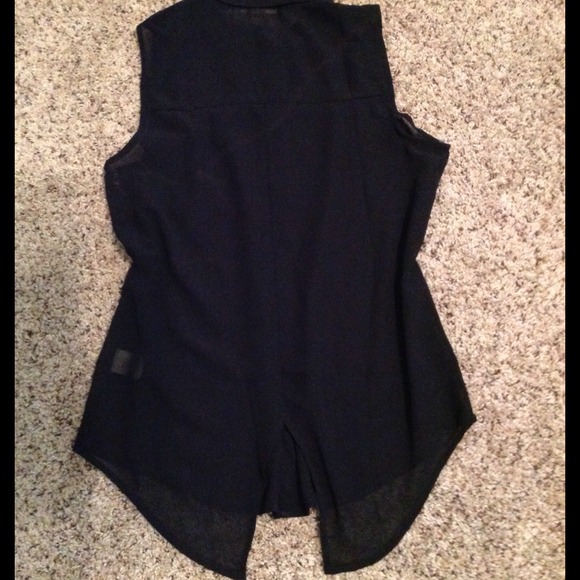 SOLD OUT!❤️TULIP TANK HAS STAR STUDS!! - Picture 2 of 2