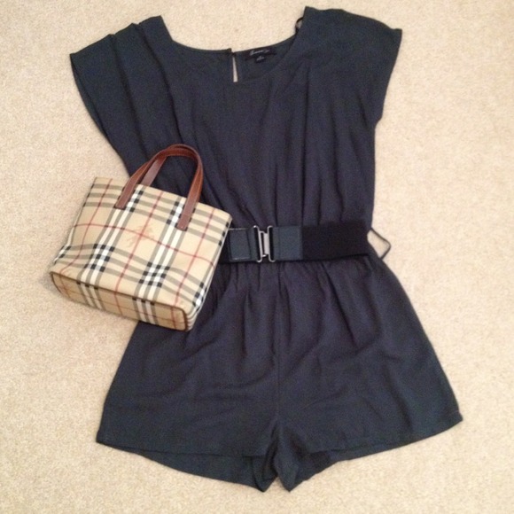 SOLD in bundle ⚡💢💢Little green romper