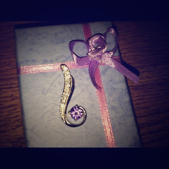 A pendent, never wore There's no chain. - Picture 1 of 2