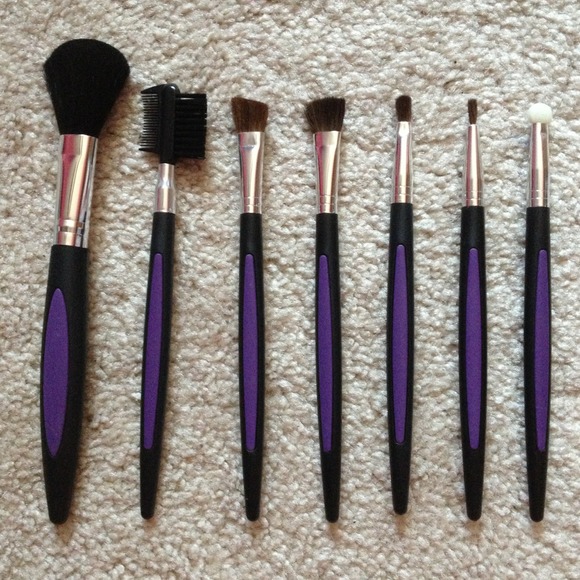 NWOT 7 piece brush set with case, holder & sponges - Picture 2 of 2