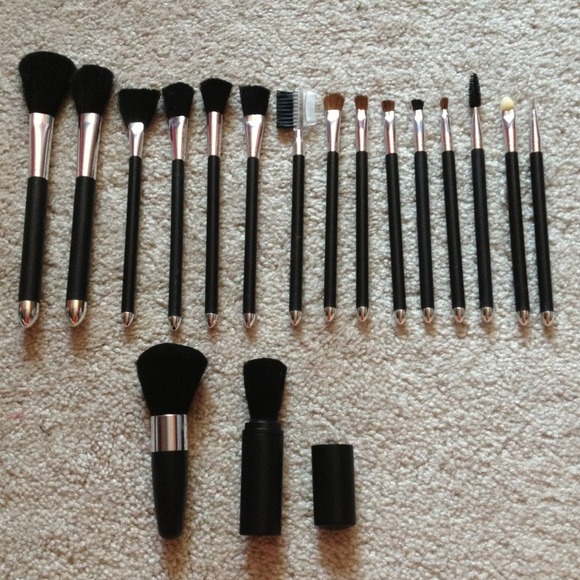 NWOT 21 piece brush set with case, holder & mirror - Picture 2 of 2