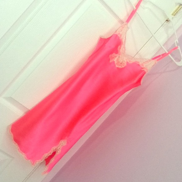 🔴This has been traded🔴New VS silk night gown!