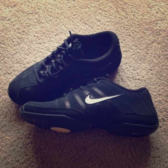 Black Nike tennis shoes