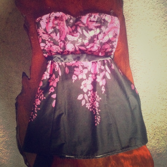 Strapless Wetseal shirt with sweetheart neckline