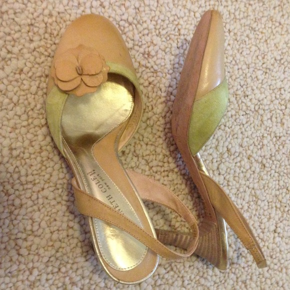 $$$Reduced$$$Kenneth Cole kitten heels. - Picture 2 of 3