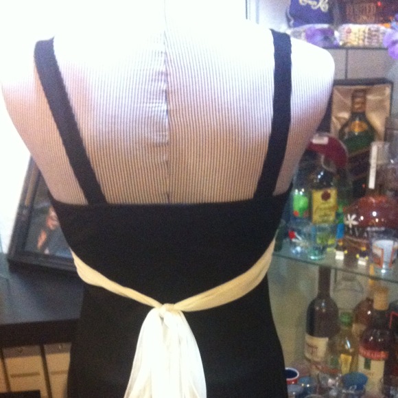πHPππβ³SALEβ³BLACK & WHITE BELOW THE KNEE DRESS!! - Picture 2 of 3