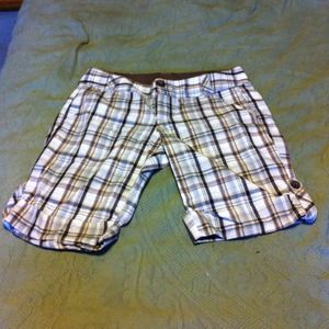 Beige brown & silver plaid shorts. Size 9/10. NWOT