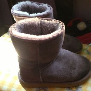 Girls size 1 purple uggs