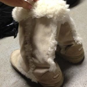 Size 7 ugg inspired boots by EMU